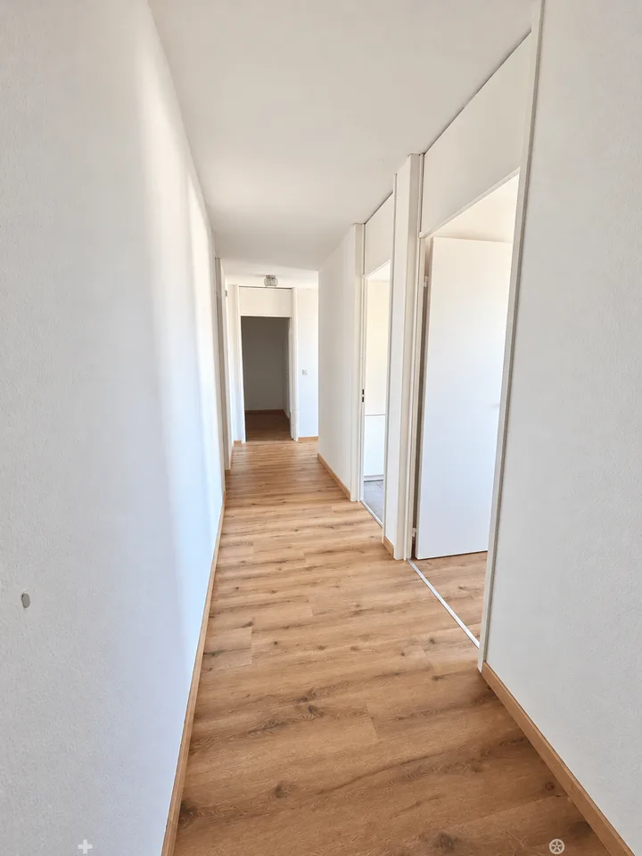 Appartamento luminoso 4.5 locali con balcone a Biel – disponibile immediatamente! – foto 7 di 9