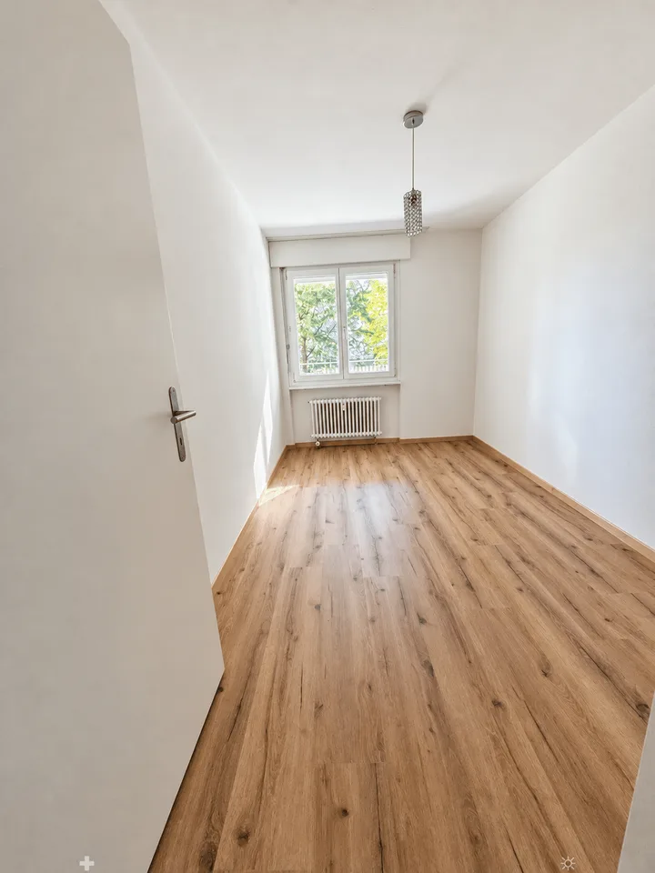 Appartamento luminoso 4.5 locali con balcone a Biel – disponibile immediatamente! – foto 3 di 9