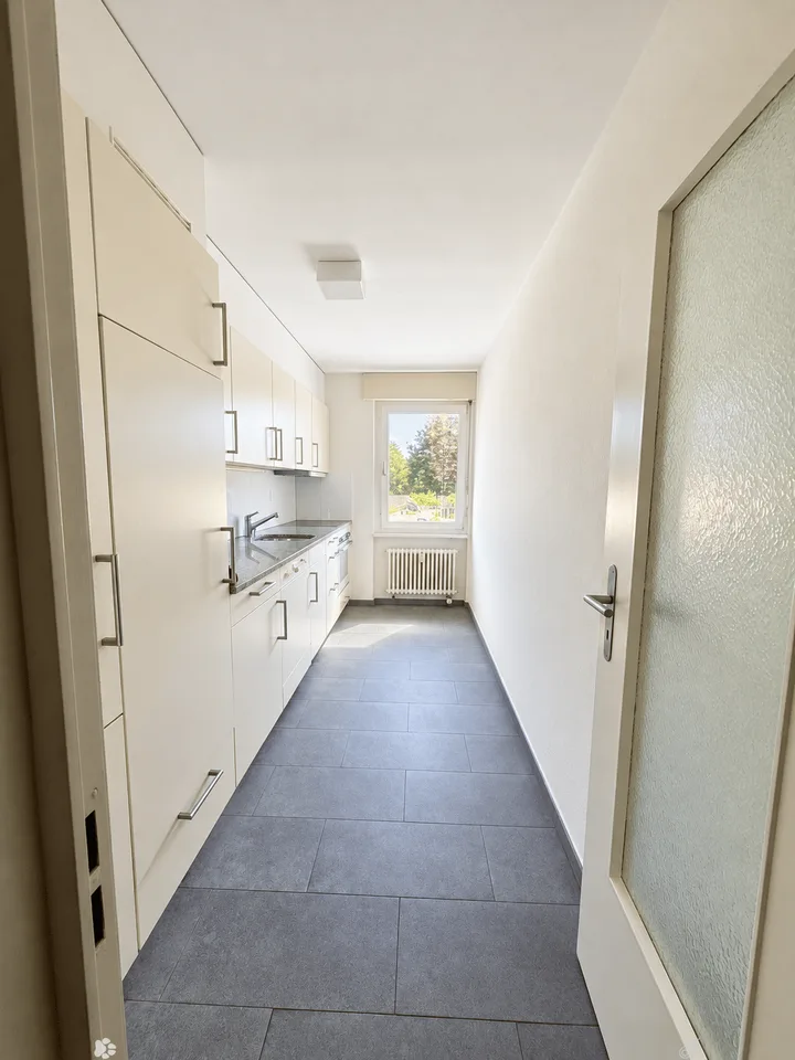 Appartamento luminoso 4.5 locali con balcone a Biel – disponibile immediatamente! – foto 2 di 9