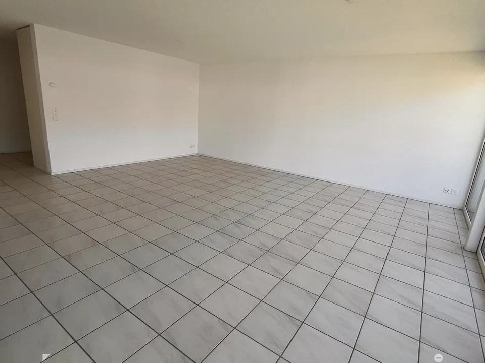 Appartamento di 4 locali luminoso con balcone e attrezzature moderne a Biel – foto 4 di 11