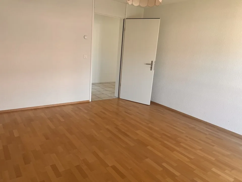 Appartamento di 4 locali luminoso con balcone e attrezzature moderne a Biel – foto 9 di 11