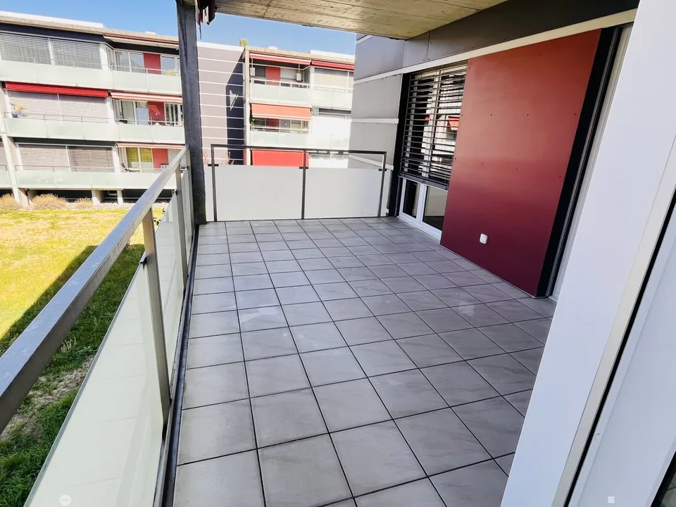 Appartamento di 4 locali luminoso con balcone e attrezzature moderne a Biel – foto 3 di 11