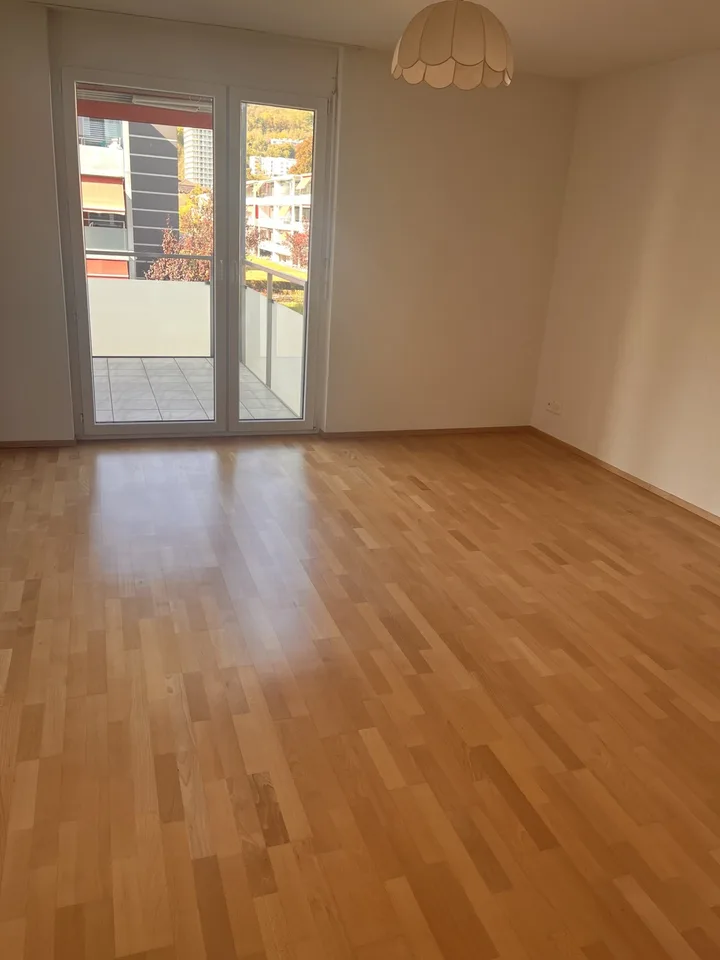 Appartamento di 4 locali luminoso con balcone e attrezzature moderne a Biel – foto 8 di 11