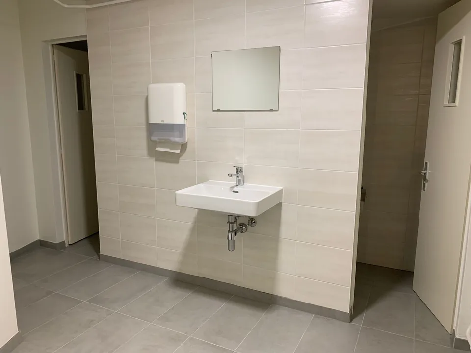 Wählen Sie einen Standort, der Ihre Ambitionen begleitet! Etablieren Sie Ihr Geschäft in einem dynamischen Viertel. Diese Fläche bietet einen attraktiven Rahmen für Ihr nächstes Projekt: Boutique, Showroom, Institut, Concept Store oder Dienstleistungsunte – Foto 7 von 8