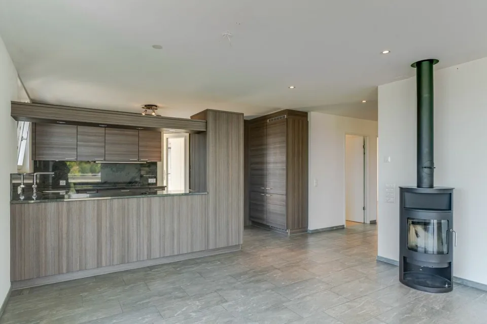 Appartamento mansardato di 3,5 locali con vista mozzafiato e stanza hobby separata (con bagno) – foto 3 di 13