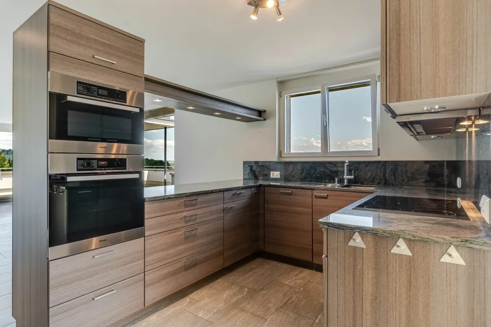 Appartamento mansardato di 3,5 locali con vista mozzafiato e stanza hobby separata (con bagno) – foto 4 di 13