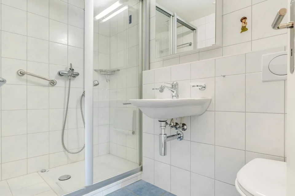 Appartamento mansardato di 3,5 locali con vista mozzafiato e stanza hobby separata (con bagno) – foto 9 di 13