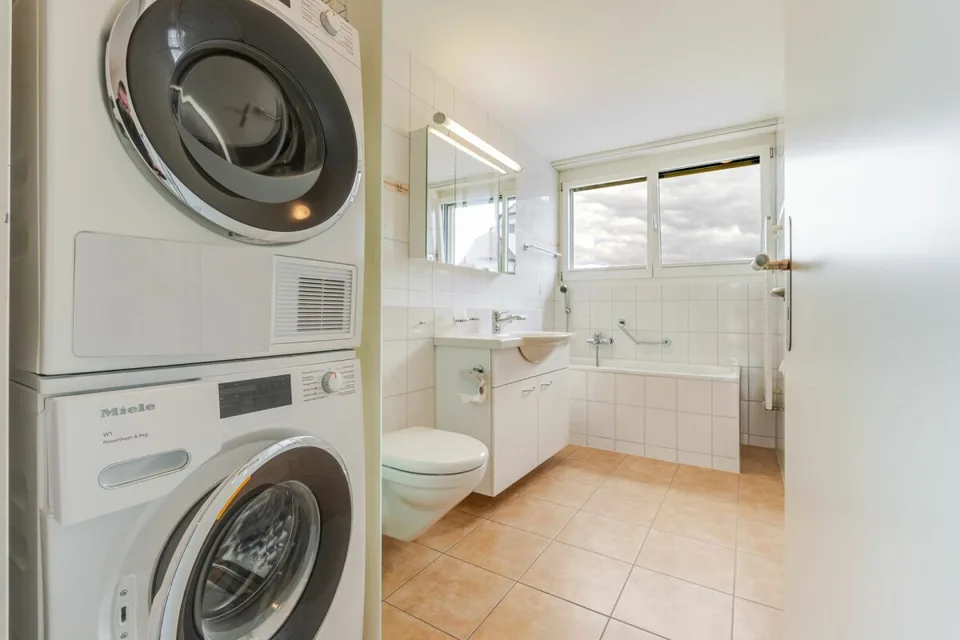 Appartamento mansardato di 3,5 locali con vista mozzafiato e stanza hobby separata (con bagno) – foto 8 di 13