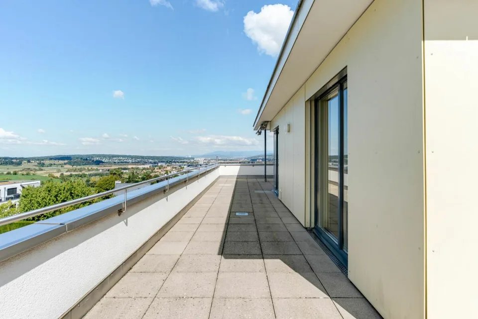 Appartamento mansardato di 3,5 locali con vista mozzafiato e stanza hobby separata (con bagno) – foto 2 di 13