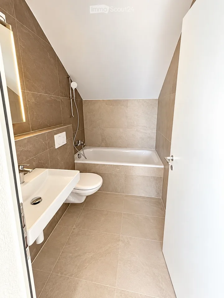 Appartement im Dachgeschoss mit Blick auf den See – Foto 4 von 5