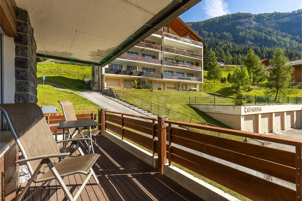 Appartement avec balcon et vue dégagée au pied des pistes – photo 2 sur 13