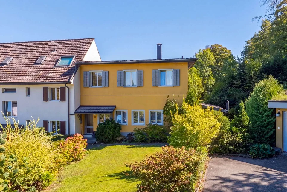 IDILLIO DI GIARDINO A ZÜRICH-AFFOLTERN - Incantevole casa di angolo di 4,5 locali in una posizione tranquilla – foto 2 di 13