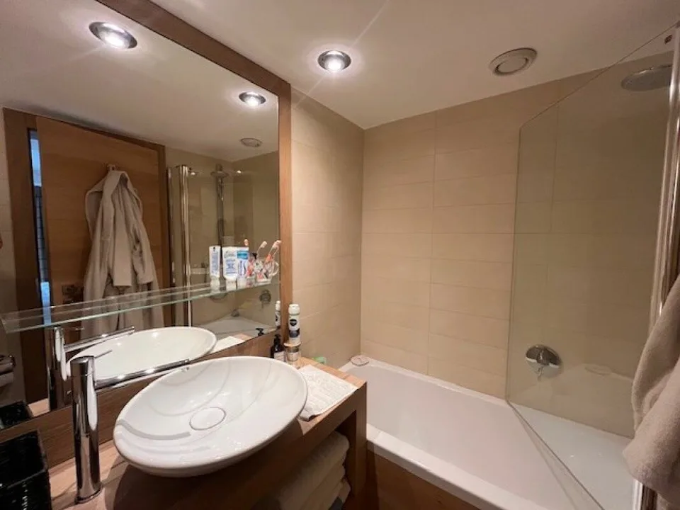 Exklusive 3.5-Zimmer-Wohnung mit Panoramablick, Hotel-Services und unmittelbarer Nähe zu den Pisten – Foto 6 von 7