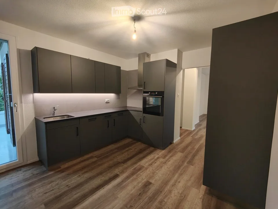 Charmantes 3.5 Zimmer Wohnung mit Parkplätzen und privatem Garten – Foto 5 von 6