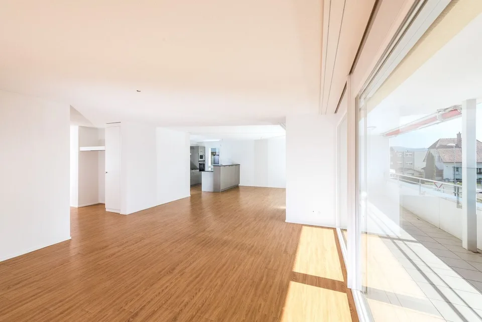 Neuwertige 4.5 Zi-Wohnung 121m2 an zentraler Lage – Foto 3 von 13