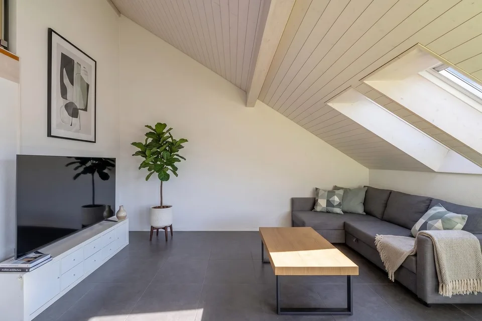 Entrare e sentirsi a casa: appartamento a mansarda moderno con galleria e... – foto 3 di 11