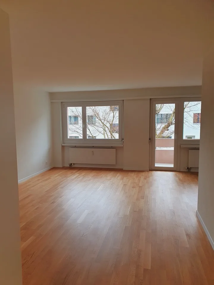 Helle 3.5-Zimmer-Wohnung mit Balkon – Foto 2 von 9