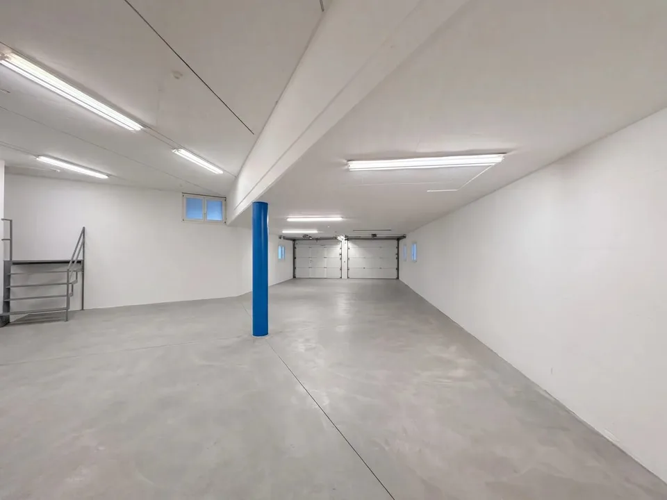 180 m² Lager mit Doppel-Garagentor in Gross mieten – Foto 5 von 5