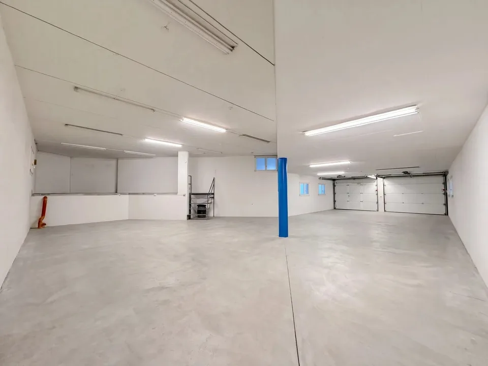 180 m² Lager mit Doppel-Garagentor in Gross mieten – Foto 4 von 5