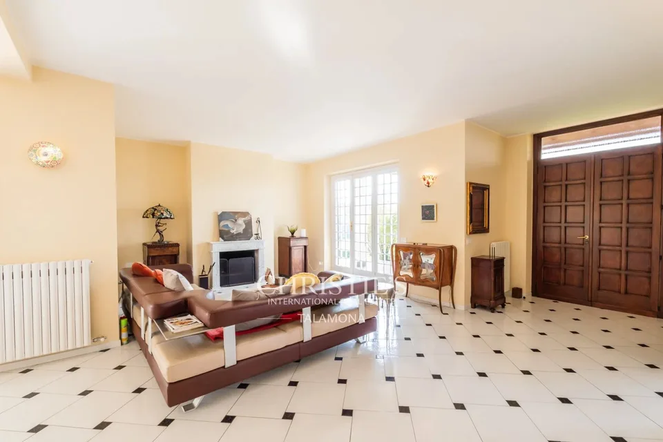 Villa con piscina nel paesaggio verde di Sesto Calende – foto 7 di 13