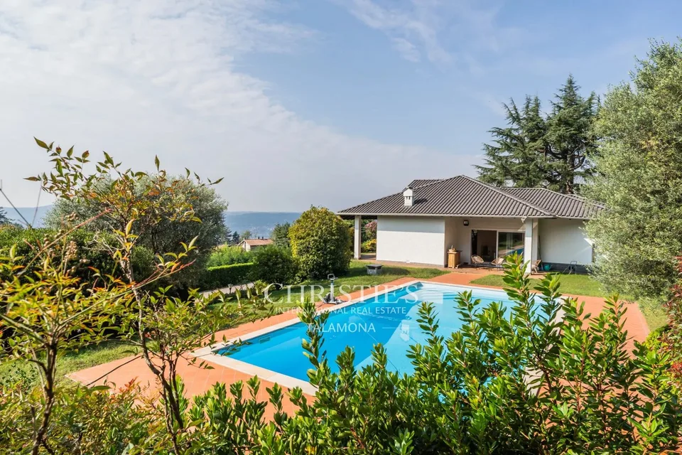 Villa con piscina nel paesaggio verde di Sesto Calende – foto 2 di 13