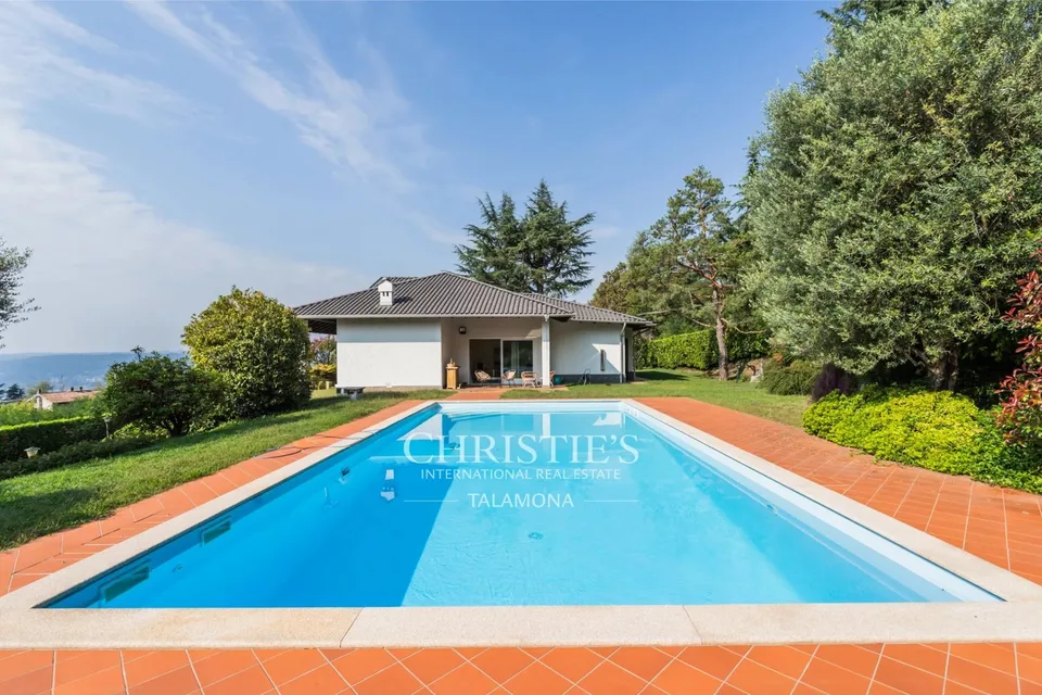Villa con piscina nel paesaggio verde di Sesto Calende – foto 3 di 13