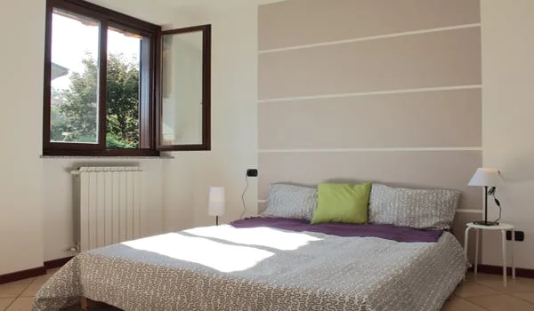Galliate Lombardo in einer kleinen Residenz, letztes Stockwerk, großes Zweizimmerapartment mit Garage. – Foto 7 von 15