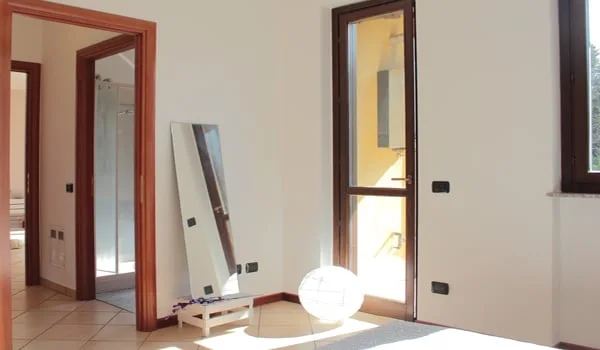 Galliate Lombardo in einer kleinen Residenz, letztes Stockwerk, großes Zweizimmerapartment mit Garage. – Foto 8 von 15