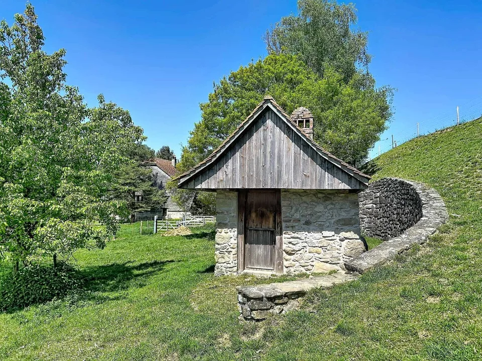 Charmantes Bauernhaus mit 7 Zimmern zur Renovierung, ruhige Umgebung mit Anbauten – Foto 11 von 13
