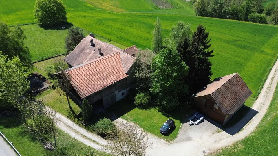 Charmantes Bauernhaus mit 7 Zimmern zur Renovierung, ruhige Umgebung mit Anbauten – Foto 12 von 13