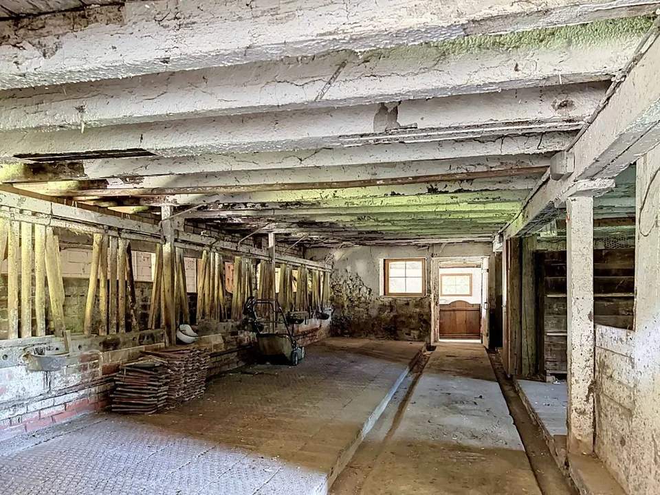 Charmantes Bauernhaus mit 7 Zimmern zur Renovierung, ruhige Umgebung mit Anbauten – Foto 10 von 13