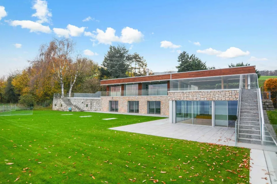 Außergewöhnliche Residenz mit 12 Zimmern und Swimmingpool – Foto 2 von 11