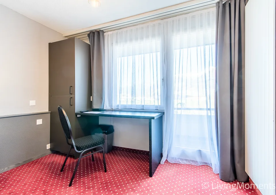 Studio arredato con stile con letto a molle e balcone privato – foto 3 di 11