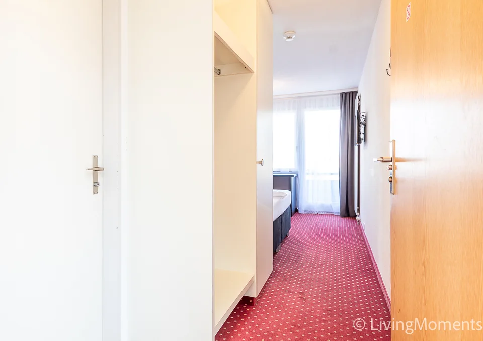 Studio arredato con stile con letto a molle e balcone privato – foto 4 di 11