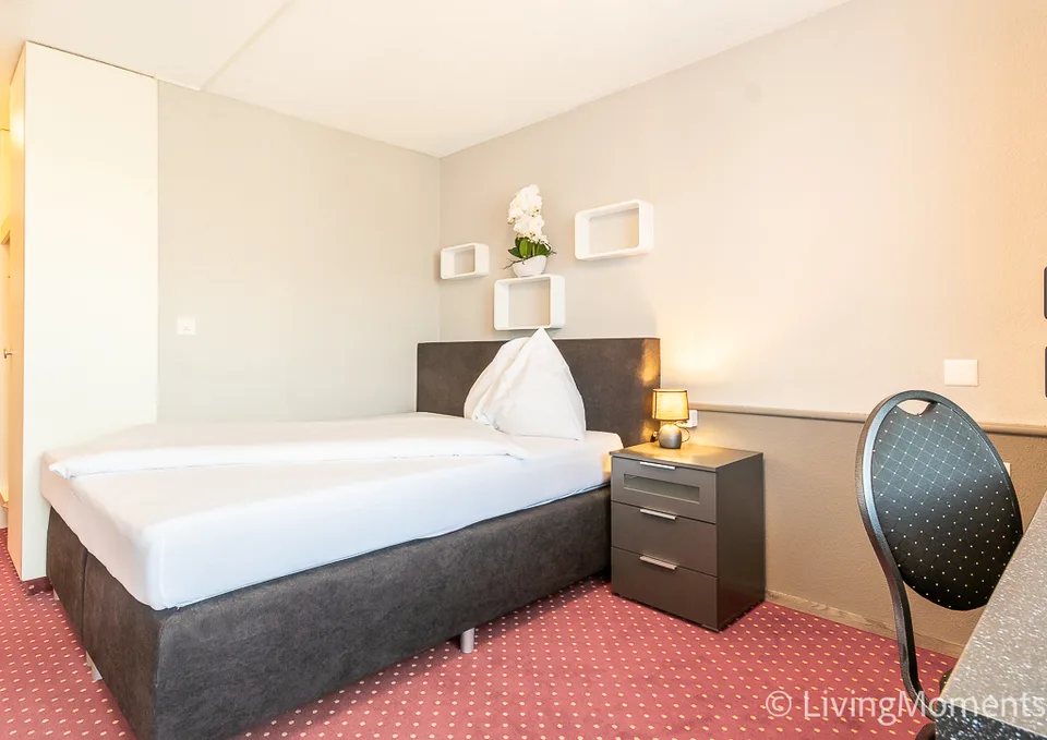 Studio arredato con stile con letto a molle e balcone privato – foto 2 di 11