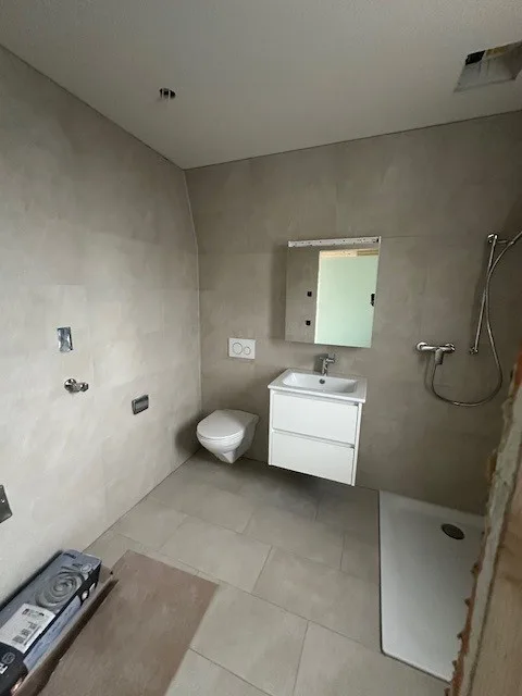 Modern 3.5-room attic apartment in Boll – new building with a view – photo 7 of 8