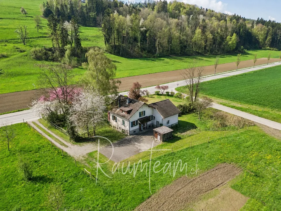 Emplacement idyllique et isolé – une maison avec du caractère, de l'espace et du potentiel – photo 2 sur 7