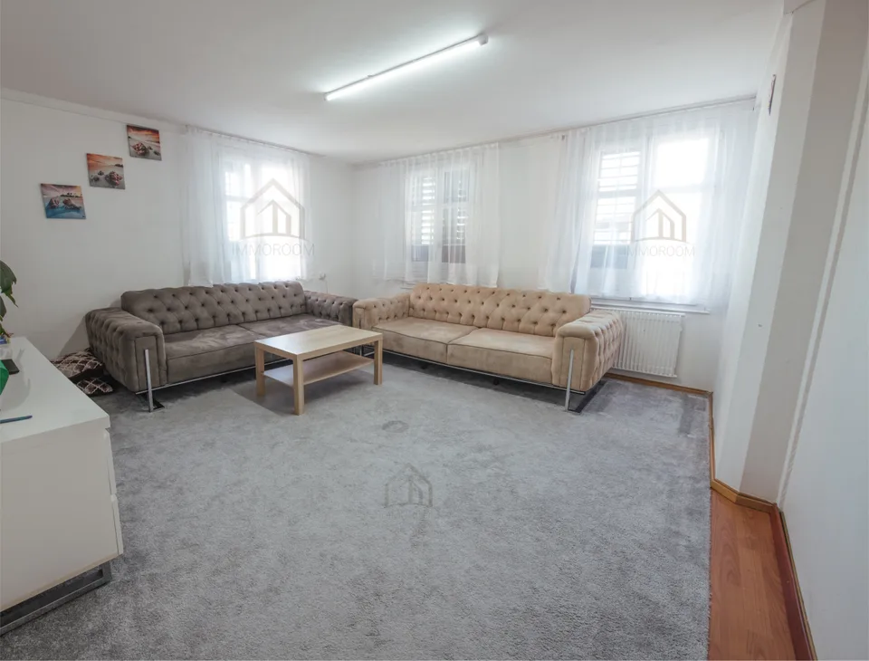 Piccola casa multifamiliare con spazio abitativo e commerciale – foto 7 di 11