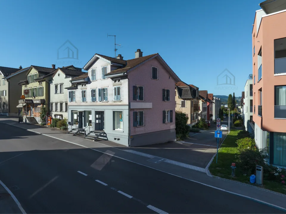 Piccola casa multifamiliare con spazio abitativo e commerciale – foto 2 di 11