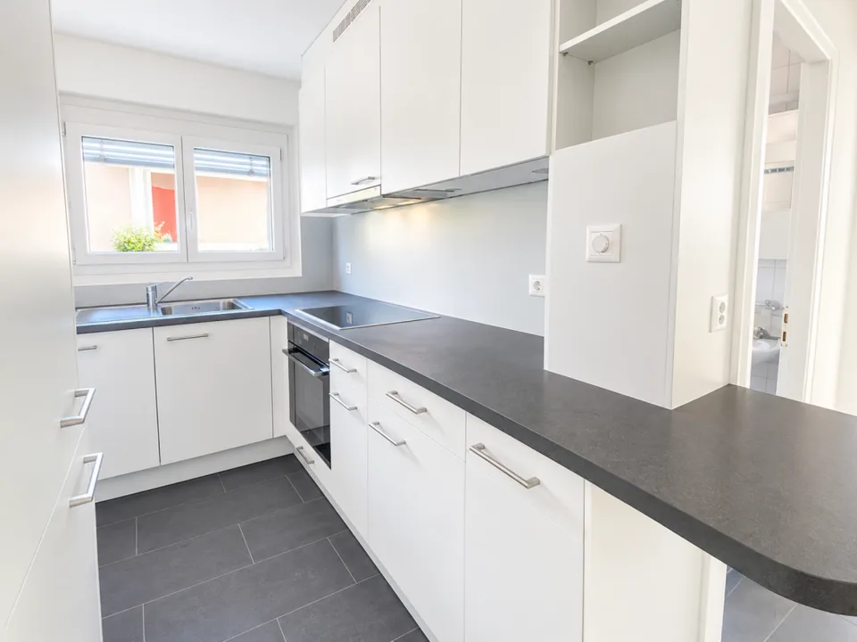 APPARTEMENT DE 3.5 PIÈCES RÉNOVÉ AVEC BALCON ET VUE SUR LE LAC ! – foto 8 di 10