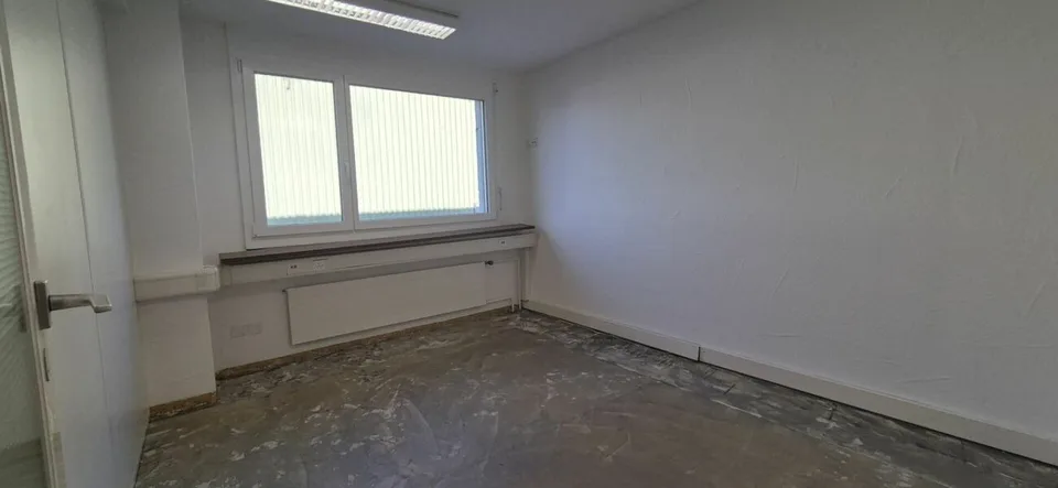 Espace commercial attractif et spacieux dans un emplacement central à Bachenbülach Copie – photo 3 sur 9