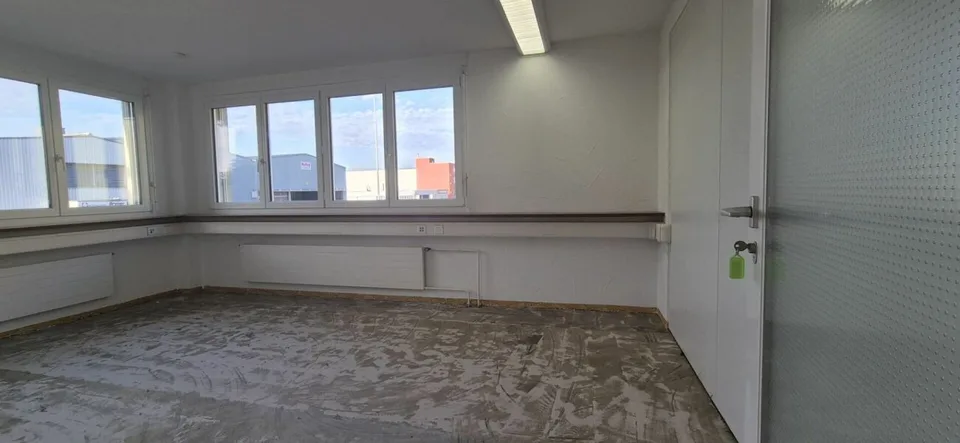 Espace commercial attractif et spacieux dans un emplacement central à Bachenbülach Copie – photo 2 sur 9