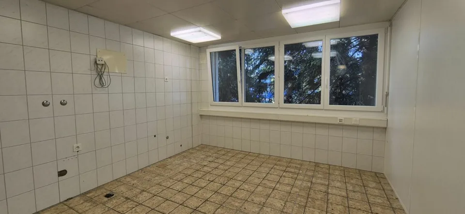 Espace commercial attractif et spacieux dans un emplacement central à Bachenbülach Copie – photo 5 sur 9