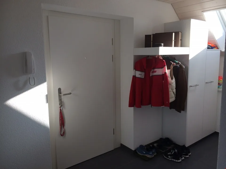 Helle Dachwohnung mit sonnigem Balkon in sehr gepflegter Liegenschaft – Foto 9 von 11