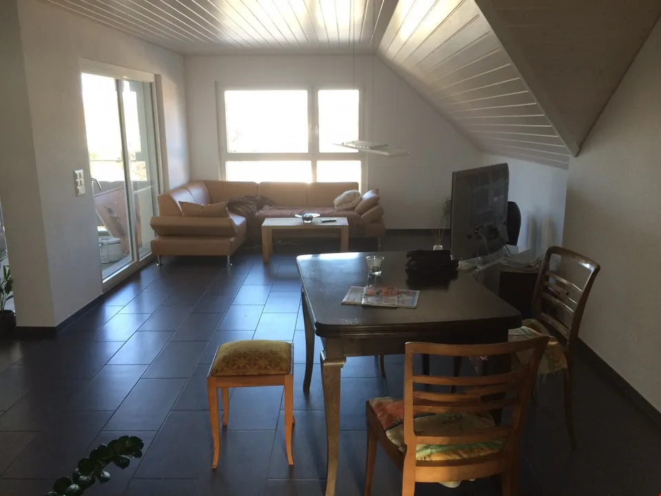 Helle Dachwohnung mit sonnigem Balkon in sehr gepflegter Liegenschaft – Foto 6 von 11