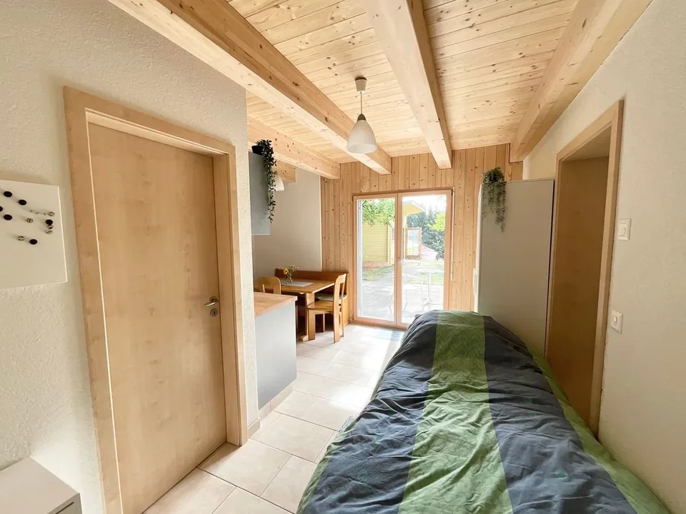 Studio mit Möbeln, Terrasse und freier Sicht – Foto 3 von 7