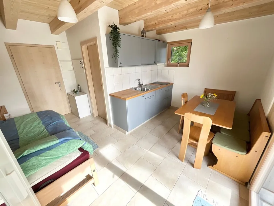 Studio mit Möbeln, Terrasse und freier Sicht – Foto 2 von 7
