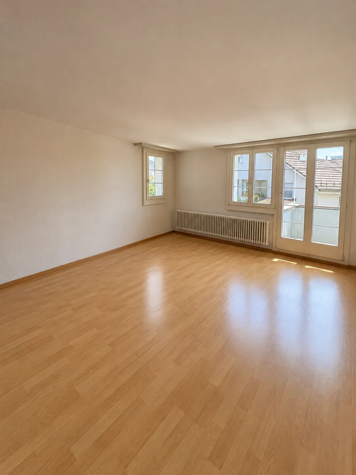 Grosszügige 3-Zimmer-Dachwohnung mit ca. 100 m² und Balkon in Bassersdorf – Foto 2 von 10