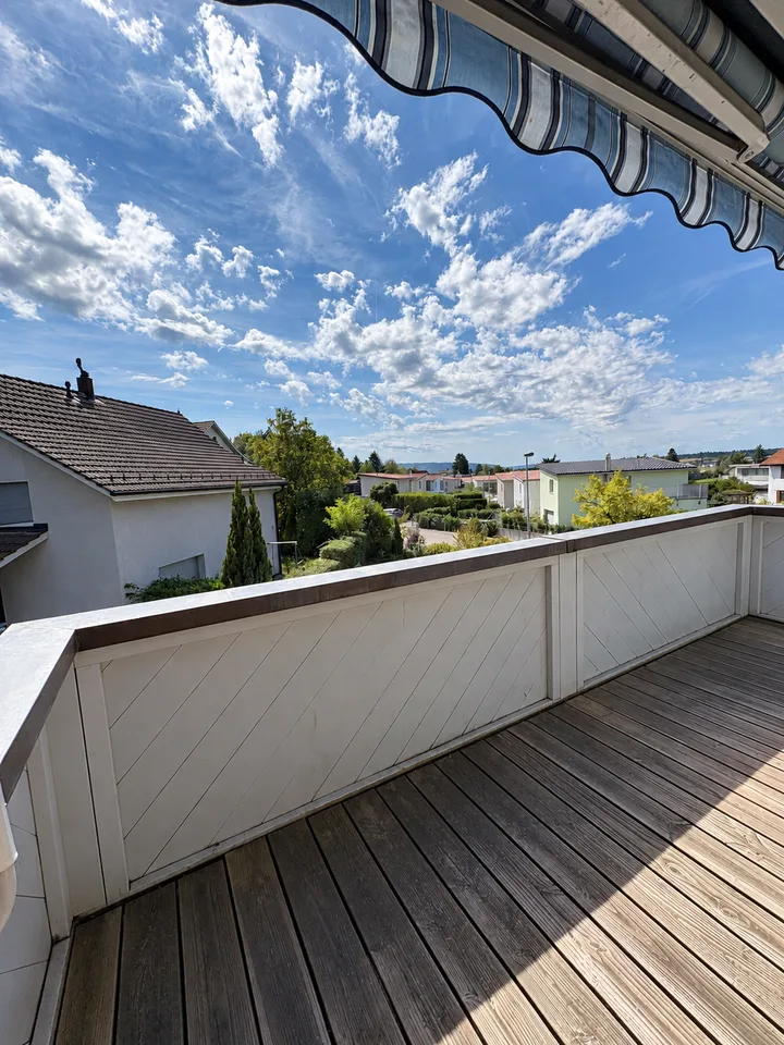 Grosszügige 3-Zimmer-Dachwohnung mit ca. 100 m² und Balkon in Bassersdorf – Foto 3 von 10