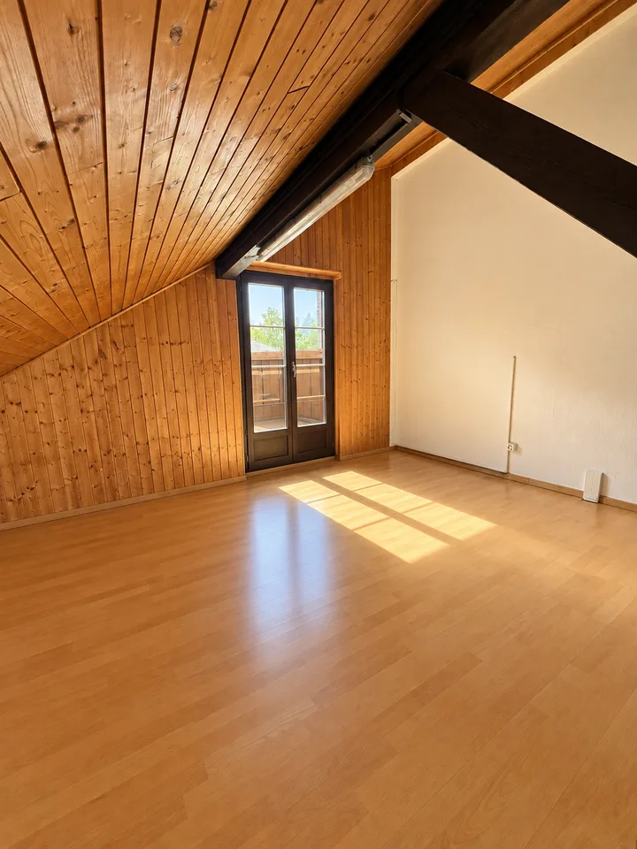 Grosszügige 3-Zimmer-Dachwohnung mit ca. 100 m² und Balkon in Bassersdorf – Foto 9 von 10
